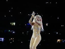 La artista complementó su look con zapatos 