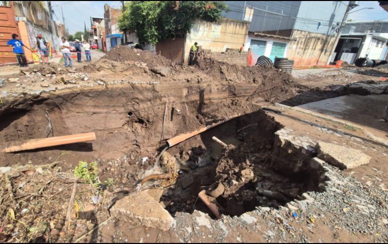 La zona metropolitana de Guadalajara registró este martes la aparición de varios socavones en distintos puntos de la ciudad, algunos de ellos provocados o agravados por las lluvias recientes. EL INFORMADOR / R. Bobadilla
