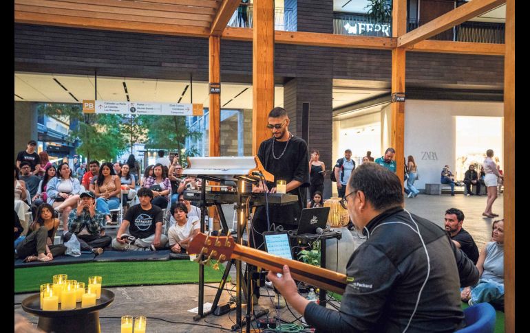 Luis Shatter durante su presentación musical en el Centro de Vida La Perla. GENTE BIEN JALISCO / Cortesía