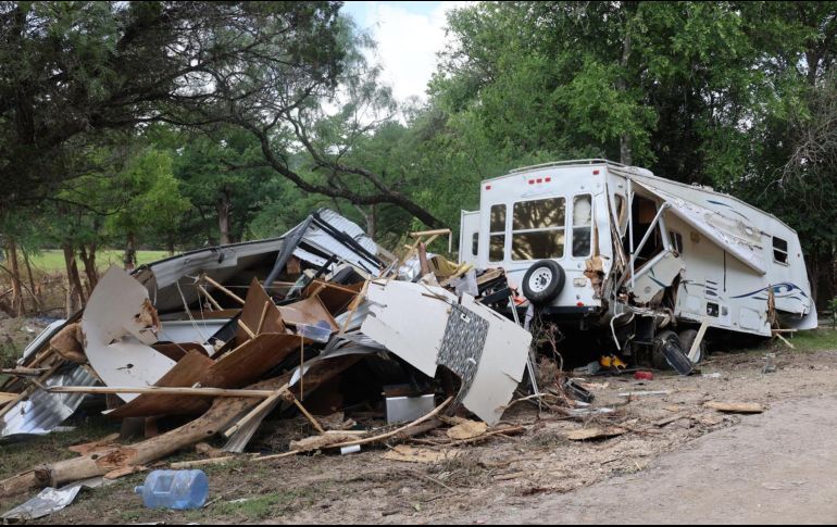 Fotografía de una camioneta y una casa móvil destrozados por las inundaciones este miércoles, en Kerville. EFE/ Octavio Guzmán