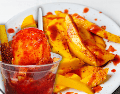 El chamoy se ha convertido en un condimento que no puede faltar a la hora de preparar botanas, escarchar vasos de bebidas como las micheladas, bañar frutas frescas, cubrir gomitas o papas fritas, e incluso como aderezo en helados. ESPECIAL / CANVA