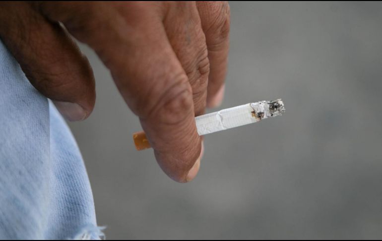 Al interior aseguraron el arma larga, un cargador con 25 cartuchos útiles y 42 cajas con 420 mil cigarros. Pixabay