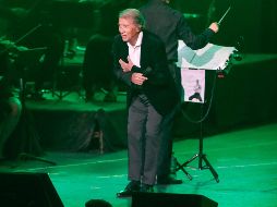 Iniciando la noche con una reverencia al público, el Poeta de la canción  arrancó el concierto con 