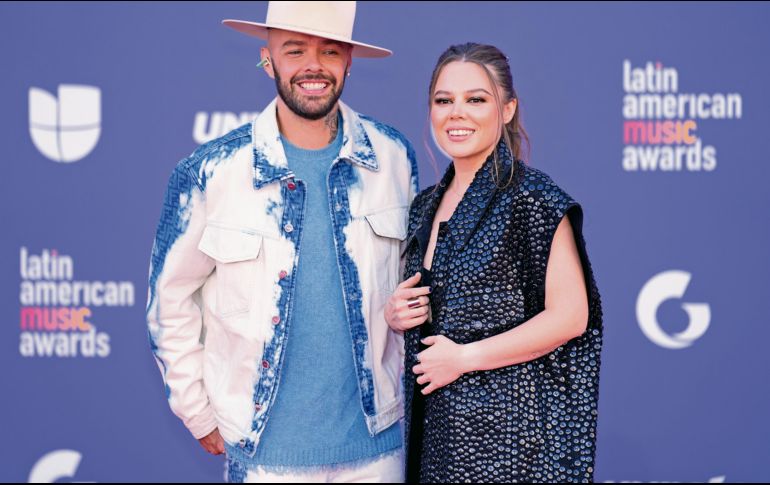 El dúo presenta su nuevo álbum en el que convocaron a amigos como Carlos Vives, Elsa y Elmar y PooBear. AP