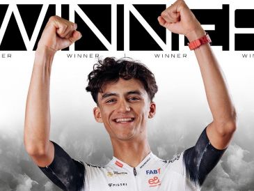 Aunque quedarse con la punta le costó al inicio, Isaac del Toro apretó la marcha hacia el final de la competencia y atravesó la línea de meta, fiel a su etilo, de manera espectacular. X / @TeamEmiratesUAE