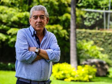 “Yo compraba mis macetas, mi tierra y los sembraba. Esperaba un año y en el temporal de lluvias se me ocurrió empezar a plantarlos en los camellones”, comentó el doctor Saúl Hernández Nuño. ESPECIAL