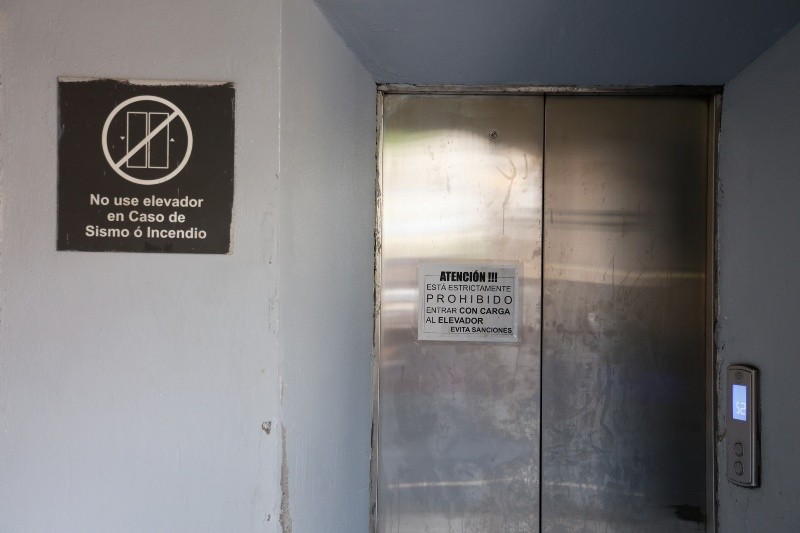 El ingreso de mercancía por parte de los locatarios es uno de los problemas que ha provocado desgaste en la infraestructura electromecánica del mercado Corona. EL INFORMADOR / H. Figueroa 