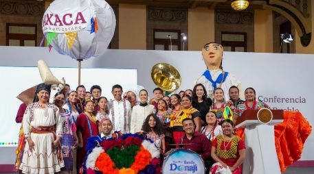 Este viernes 11 de julio, la fiesta y el color de la Guelaguetza 2025 visitaron “La Mañanera del Pueblo”, encabezada por la presidenta Claudia Sheinbaum. ESPECIAL/ GOBIERNO DE MÉXICO