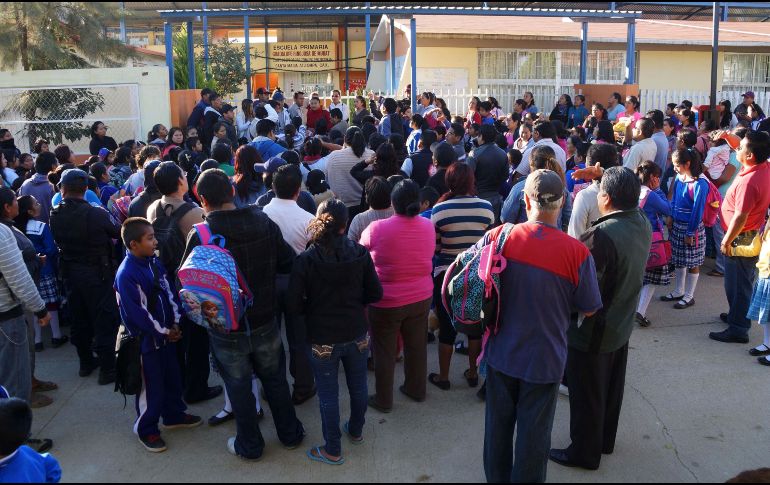 Si una escuela retiene documentos a los padres de familia, esta podría ser sancionada. SUN / ARCHIVO