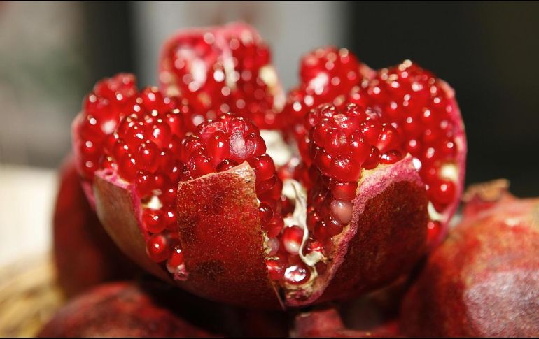 La granada también es una aliada del sistema inmunológico gracias a su alto contenido de vitamina C y otros micronutrientes esenciales como la vitamina K, el potasio y el ácido fólico. Pixabay