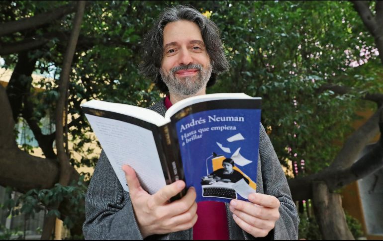 El escritor se adentra en la vida y obra de María Moliner en “Hasta que empieza a brillar”. EFE