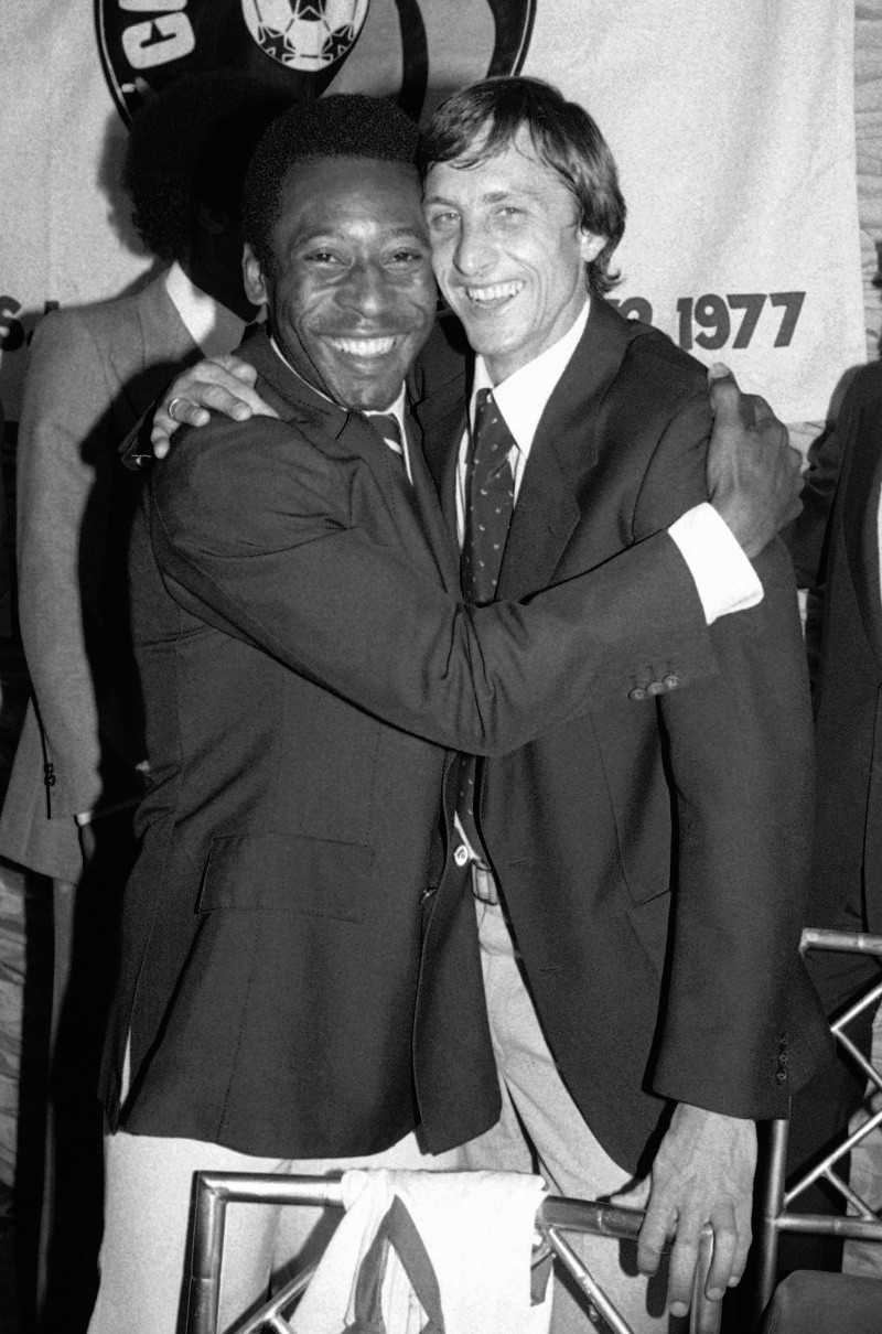 Pelé, cuando era jugador del Cosmos, junto a Johan Cruyff, en 1977. AP / ARCHIVO