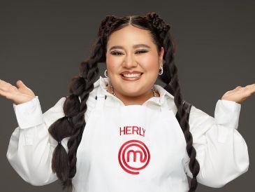 La influencer Herly, conocida por su agudo humor en redes sociales y su personaje Tomás el Incrédulo, fue eliminada de MasterChef Celebrity Generaciones, quedando fuera de la semifinal y convirtiéndose en la decimosexta eliminada de la competencia. CORTESÍA
