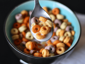 El cereal con leche, lejos de ser un desayuno universalmente saludable, requiere una evaluación crítica por parte del consumidor.  CANVA