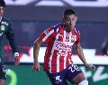El hijo del “Negrito” Sandoval se unió a la lista de jugadores que han visto actividad en el máximo circuito ante de los 18 años. ESPECIAL / CHIVAS