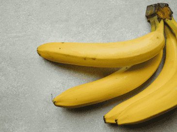 Comer plátano no sólo te ayudará a diversificar tus fuentes proteicas, sino que también te proporcionará energía sostenible y micronutrientes clave. Unsplash