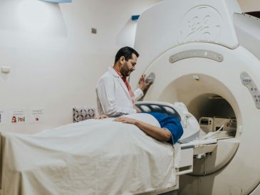 Según el testimonio de la señora Jones-McAllister ofrecido a medios locales, su esposo se encontraba ayudándola a desplazarse por las instalaciones. CANVA