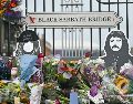 Diversos objetos fueron colocados en un monumento improvisado en el puente de Black Sabbath. AFP