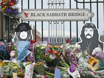 Diversos objetos fueron colocados en un monumento improvisado en el puente de Black Sabbath. AFP