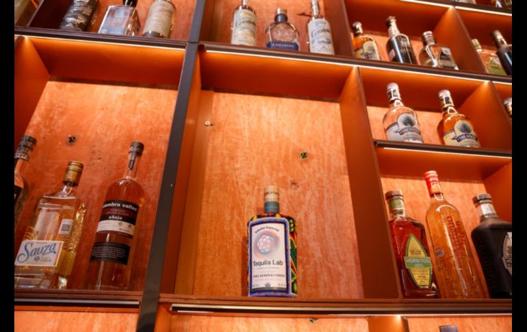 El gobernador, Pablo Lemus, señaló que la industria tequilera seguirá creciendo, por lo que se comprometió a trabajar en coordinación con el Gobierno federal para reducir los aranceles que se cobran en distintos países donde se podrían abrir nuevos mercados. EL INFORMADOR/ H. Figueroa