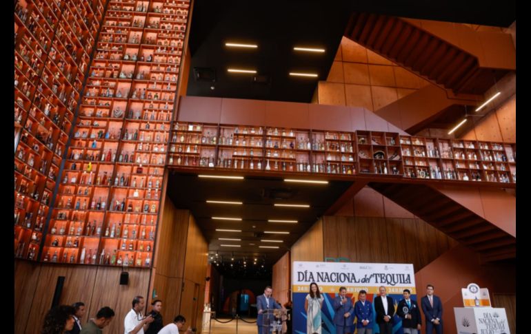 El gobernador, Pablo Lemus, señaló que la industria tequilera seguirá creciendo, por lo que se comprometió a trabajar en coordinación con el Gobierno federal para reducir los aranceles que se cobran en distintos países donde se podrían abrir nuevos mercados. EL INFORMADOR/ H. Figueroa
