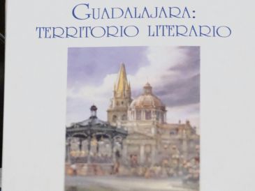 La obra reúne a 33 autores en un libro que retrata la ciudad desde lo histórico, poético y fantástico. CORTESÍA