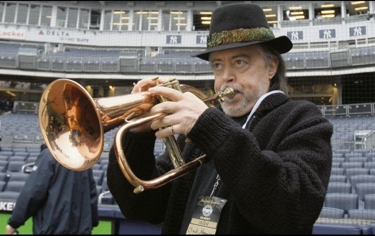 Chuck ensaya el himno nacional de EU antes de un partido de beisbol entre los Angelinos de Los Ángeles y los Yankees de Nueva York, en 2009. AP