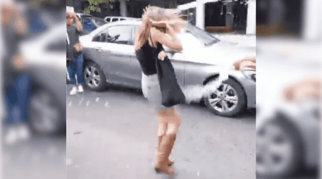 La mujer fue agredida con refrescos y otros objetos que le lanzaron hasta que subió a su auto. ESPECIAL