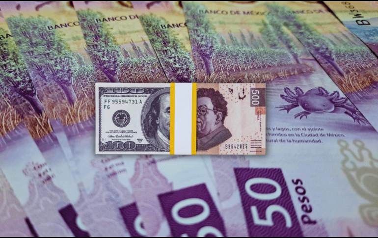 Al menudeo, el dólar terminó ayer en 19.01 pesos a la venta en las ventanillas de las sucursales de Banamex, 20 centavos por debajo del cierre de la semana pasada. ESPECIAL / CANVA