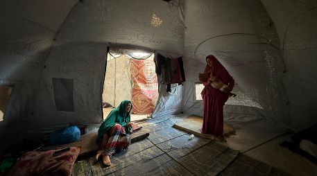 El pequeño gazatí Mohamed Motawaq, de tan solo 18 meses, de cuerpo esquelético, pasa los días en Gaza en brazos de su madre, Hidaya, una mujer viuda, de 30 años, sin apenas leche y otros productos básicos por las restricciones que Israel. EFE/ A. Awad