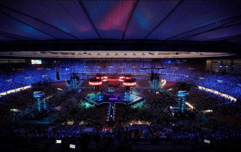 Es la primera vez que La Velada se ha celebrado en horario nocturno, algo que podría haber complicado la puesta en escena, pero las luces han acompañado de una manera casi hipnotizante todo lo que ocurría sobre el escenario. EFE/ J. Vidal