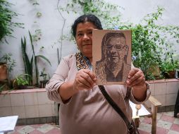 Salomé García, con la imagen de su hijo  Juan Carlos, en el taller de grabado.