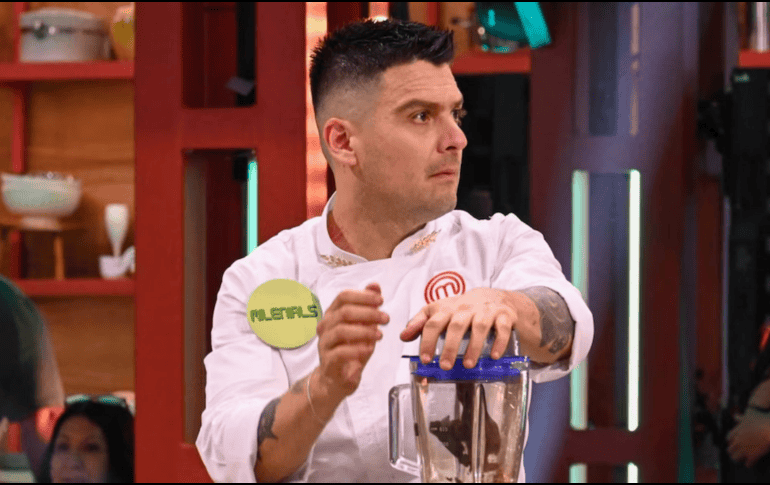 Tras avanzar a la etapa semifinal, el presentador expresó públicamente su incomodidad ante las críticas, especialmente aquellas que sugerían vínculos personales dentro de la empresa televisiva. FACEBOOK/MasterChef México