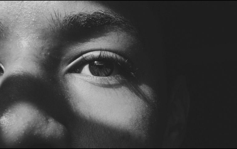 En algunas situaciones, el contacto visual puede resultar familiar y cómodo, mientras que en otras puede sentirse intenso e incómodo. Canva