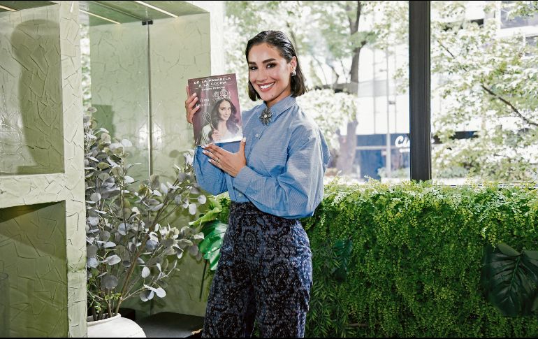 La conductora presenta “De la pasarela a la cocina. Tiempos perfectos”, una obra que combina recetas y relatos personales. CORTESÍA