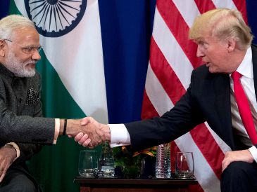 Cuando Trump se reunió en febrero con Modi, el presidente estadounidense dijo que India comenzaría a comprar petróleo y gas natural estadounidenses. AP / ARCHIVO