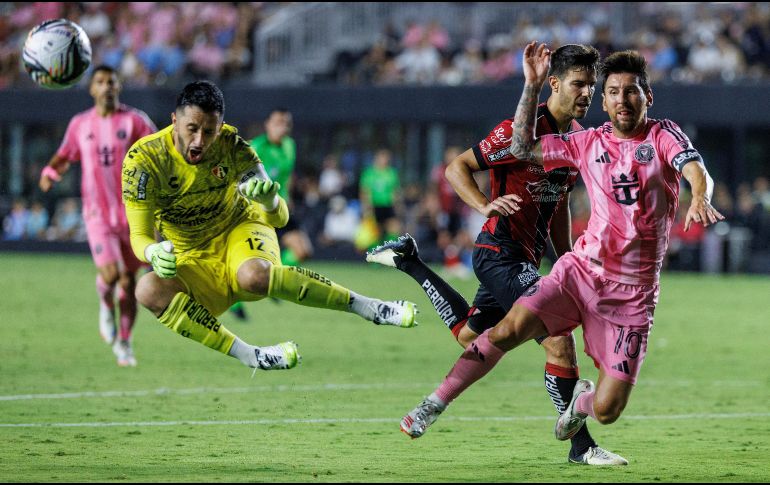 El técnico destacó que admira al astro argentino por su juego cerebral y controlado, por lo que su actitud en esta ocasión le resultó inesperada. EFE/C. HERRERA.