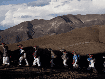 Un grupo de wixaritari caminan la ruta de Wirikuta, durante la peregrinación anual. C. Palma