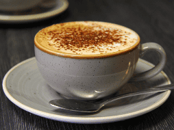 El café con leche puede formar parte de una alimentación saludable si se toma con precauciones y considerando las necesidades individuales. CANVA
