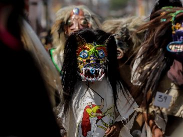 La tradición histórica es una mirada viva al sincretismo, combinando danzas guerreras con el culto católico, y sus danzantes usan máscaras elaboradas
