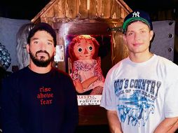 Apoderados. Elton Castee y Matt Rife con la muñeca “Annabelle”. ESPECIAL