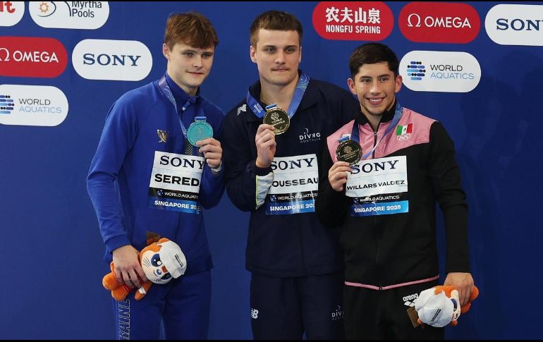 De izquierda a derecha, el clavadista ucraniano Oleksii Sereda (plata), Cassiel Rousseau de Australia (oro), y el mexicano Randal Willars Valdez (bronce). EFE/EPA/Fazry