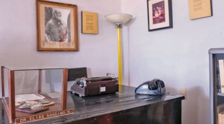La Biblioteca Elías Nandino exhibe manuscritos, máquinas de escribir y recuerdos de su vida literaria y médica. ESPECIAL