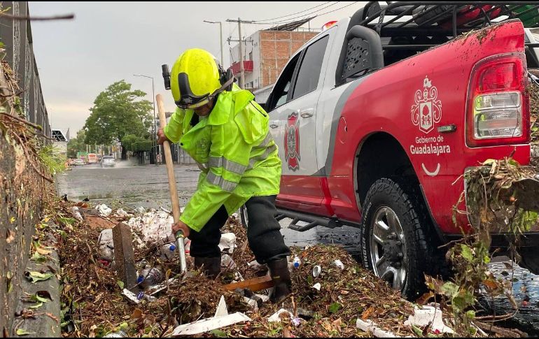 Protección Civil y Bomberos de Guadalajara, junto con personal de distintas dependencias municipales, realizaron recorridos por varios puntos de la ciudad para verificar los daños. X / @GuadalajaraGob 