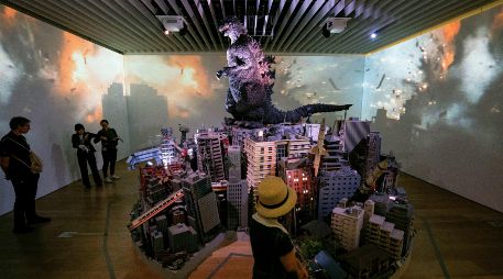 Esta foto que muestra a personas visitando la exposición que conmemora el 70 aniversario del nacimiento de Godzilla. Arte de Katie Forster y Kyoko Hasegawa. AFP / K. Nogi