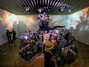 Esta foto que muestra a personas visitando la exposición que conmemora el 70 aniversario del nacimiento de Godzilla. Arte de Katie Forster y Kyoko Hasegawa. AFP / K. Nogi