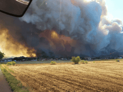 Consecuencia del incendio, ya se registra una persona fallecida, otras nueve que resultaron heridas, incluidos siete bomberos, y otra persona desaparecida, agrega la nota. AP / Protección Civil de Corbieres