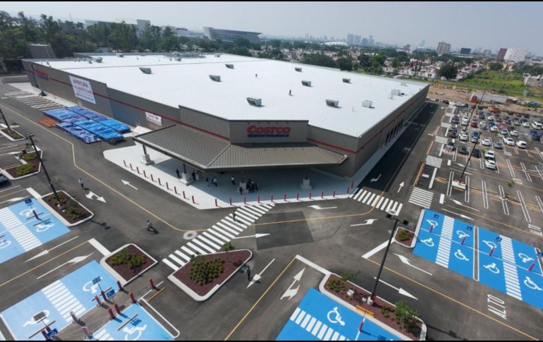 El nuevo Costco se ubica frente a Plaza San Isidro en Zapopan y es la más moderna de América Latina y la más grande de México. ESPECIAL