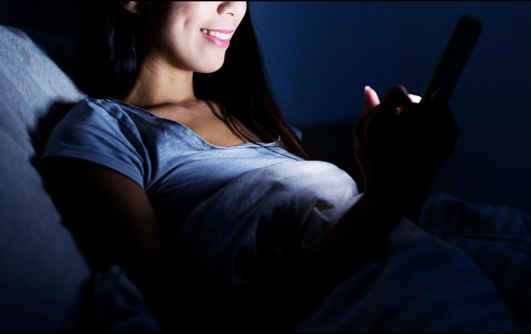 Tanto la duración en pantalla como el horario del sueño influyeron en la relación entre el tiempo frente a los dispositivos electrónicos y el riesgo cardiometabólico. ESPECIAL / CANVA