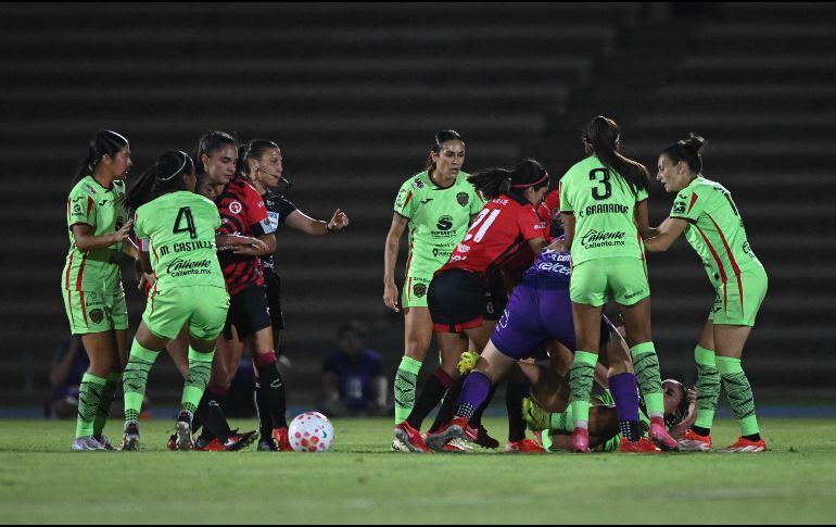 Ante la confrontación, jugadoras de ambos equipos intervinieron para separarlas. IMAGO7
